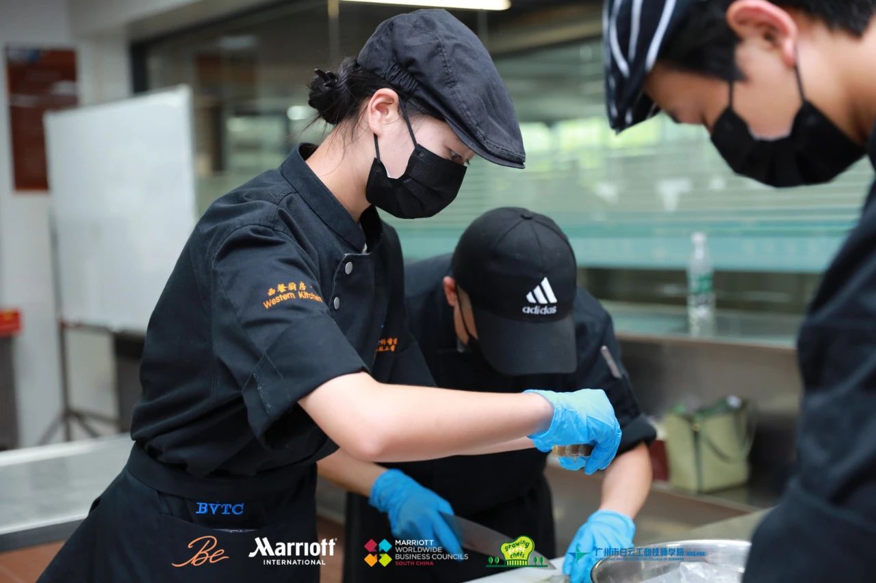 西餐學子在進行西餐烹飪技術課程工學一體實踐.jpg